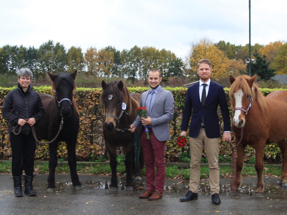 Thomas en Bert geslaagd voor examen fokjurylid