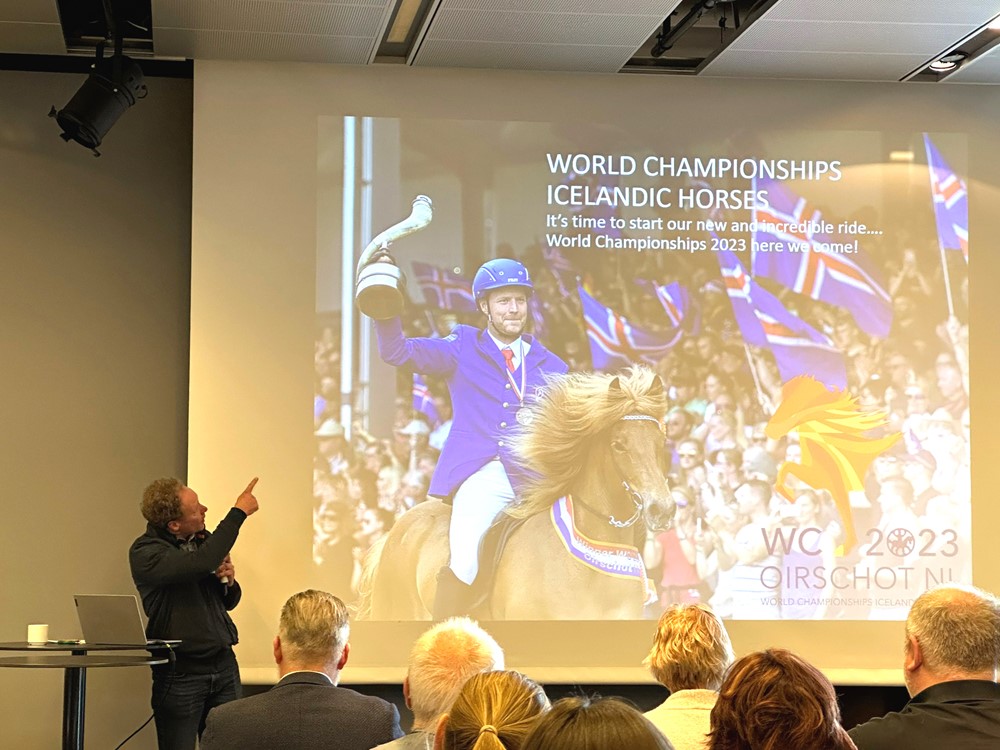 Marc Dusseau presenteert WK 2023 op het FEIF Congres in Stockholm